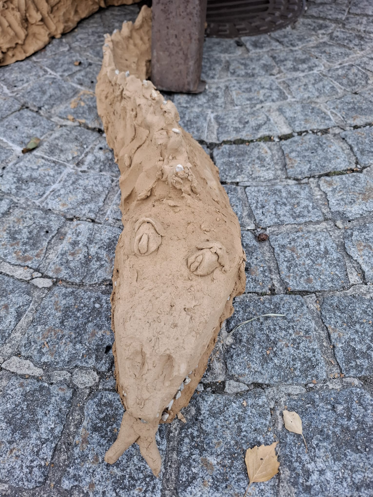 Kinder und Erwachsene stehen beim Michaeli-Fest im Hof des Waldorf Campus Salzburg um die Feuerschale.